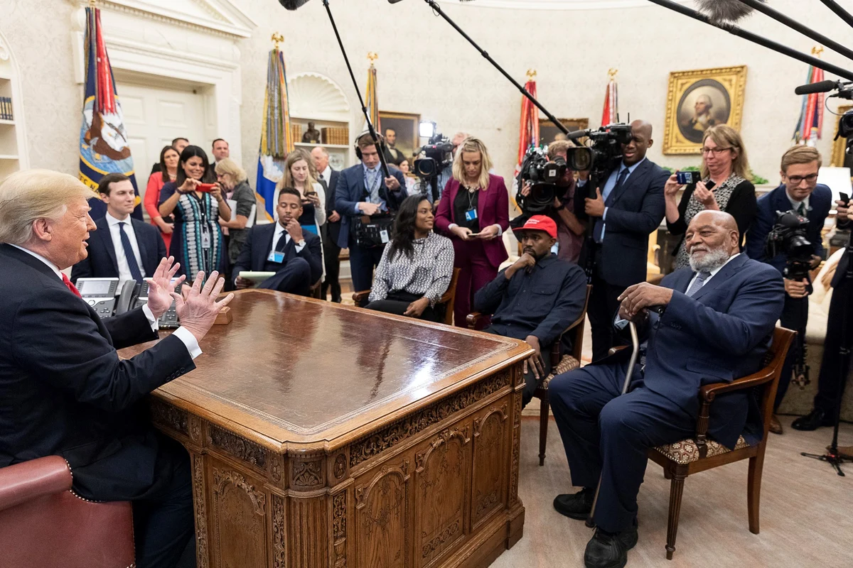 Kanye West usa boné MAGA durante encontro com Donald Trump no Salão Oval em outubro de 2018.