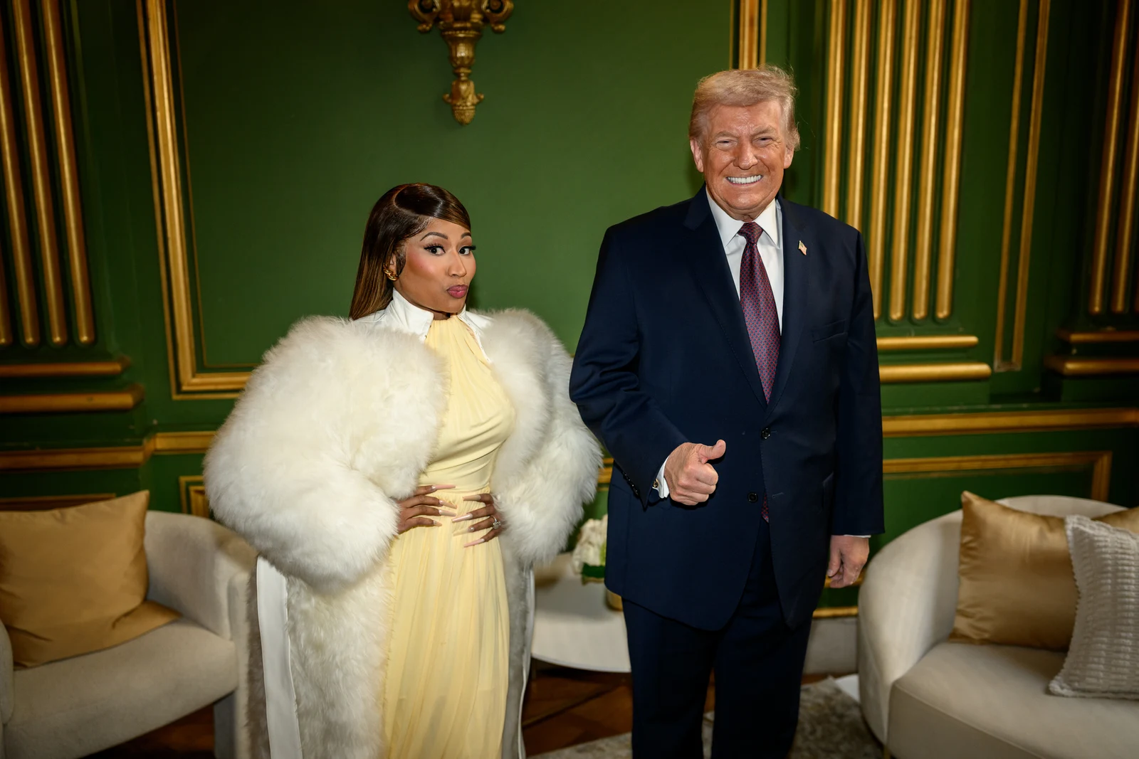 Nicki Minaj ao lado de Donald Trump em fotografia oficial de janeiro de 2026.